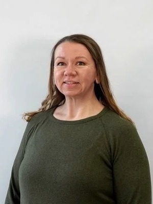 Office Manager Amy Schon in Office at Eide Chevrolet