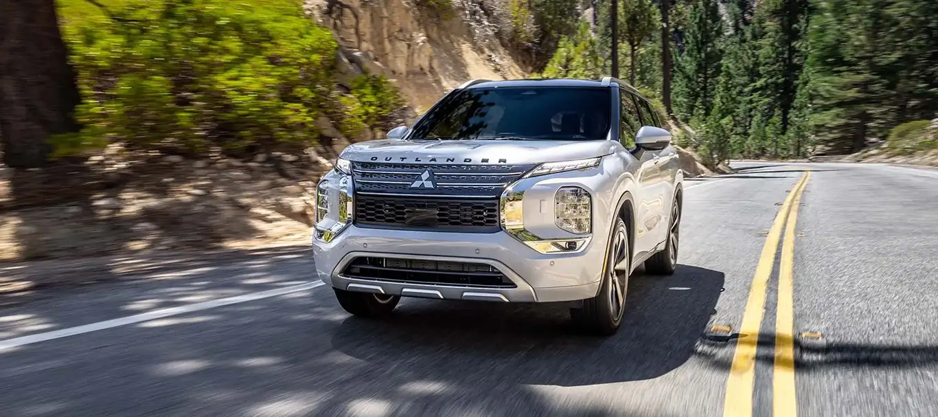 2024 Mitsubishi Confidence White Outlander SUV road-front